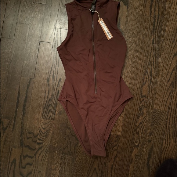 SKIMS signature swim cocoa front zip suit Size XS NWT - Picture 2 of 5